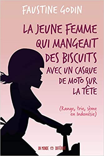La jeune femme qui mangeait des biscuits avec un casque de moto sur la